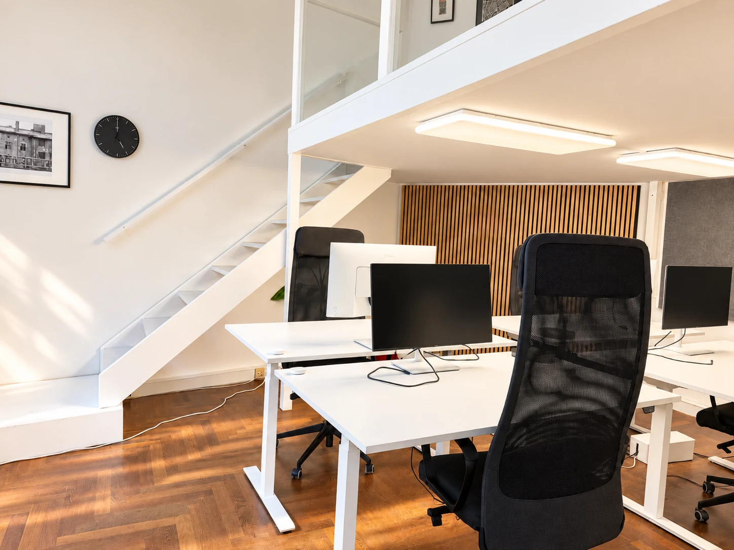 Blick in den ROOM 9 Coworking Space mit Arbeitsplätzen und Galerie