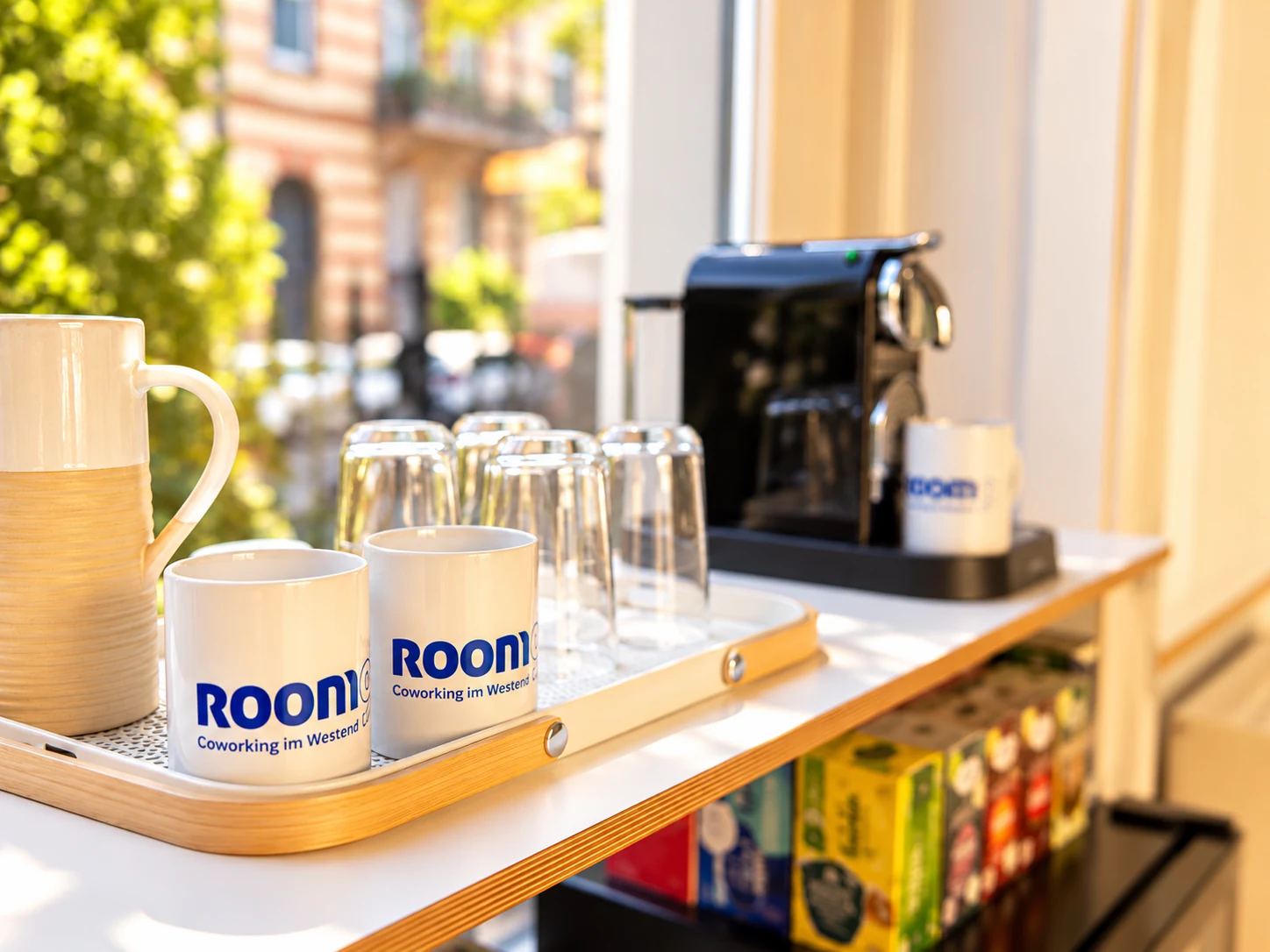 ROOM 9 Kaffeestation mit Getränken